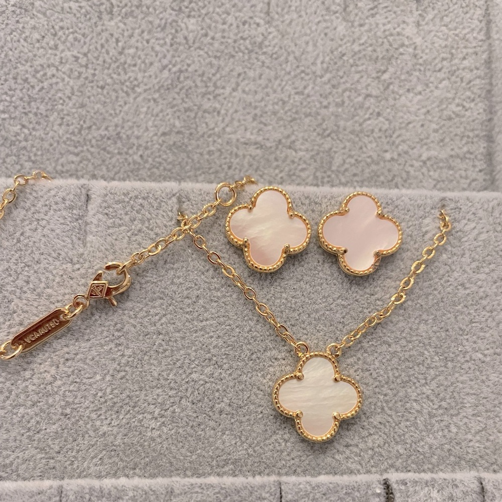 Clover Flower 3pc Pearl shell set. New. Trendy and beautiful.